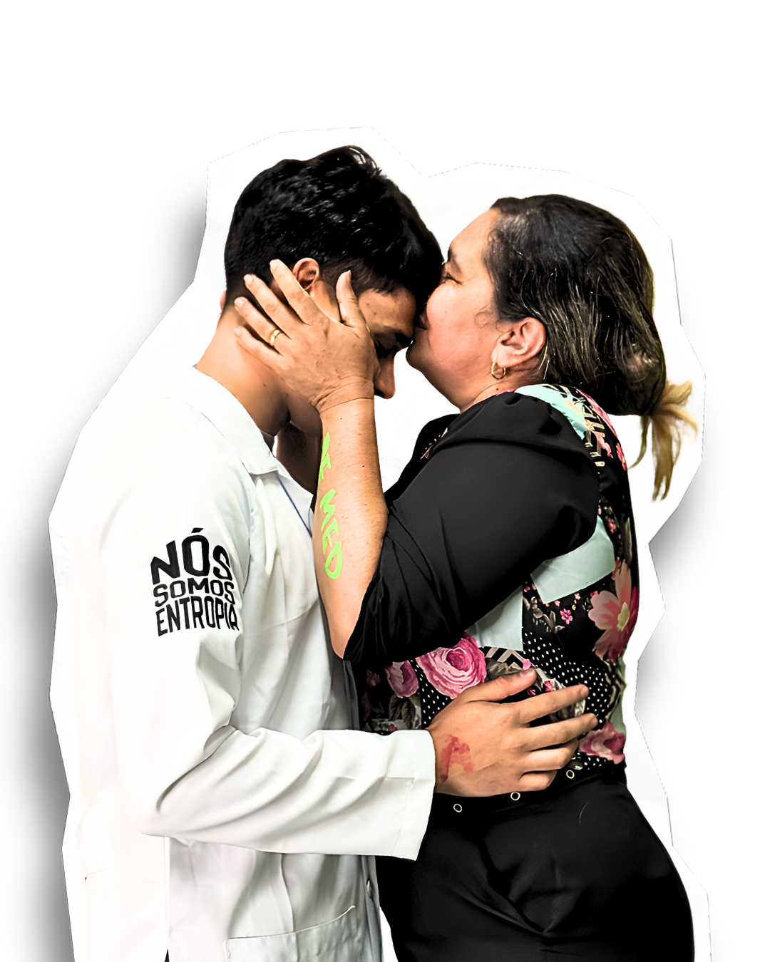 Aluno aprovado do Entropia abraçado pela mãe
